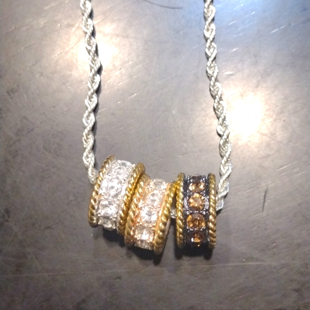 Montana Silversmith 3 ring necklace with rope chain.